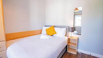 Iron/ironing board, WiFi, bed sheets