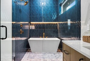 Shower, hair dryer, towels, soap - Ocean Hammock Luxury with Pool, Game Room & Beach Access (Palm Coast)