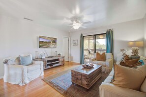 TV, lareira, DVD player, escritórios