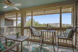 Outdoor dining - Peaceful Marsh-View with Kayaks & Beach Access (Seabrook Island)