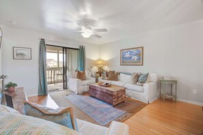 TV, fireplace, DVD player, offices - Peaceful Marsh-View with Kayaks & Beach Access (Seabrook Island)