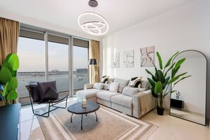 Smart TV - SettlerHomes, Breathtaking View With Private Beach (Dubai)