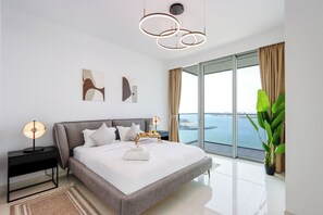 2 bedrooms, in-room safe, iron/ironing board, travel cot - SettlerHomes, Breathtaking View With Private Beach (Dubai)