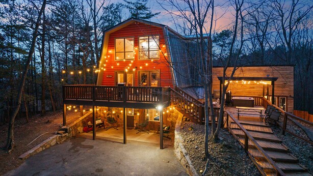 Ein gemütliches Blockhaus mit Balkon, Whirlpool und einer Terrassenfläche.