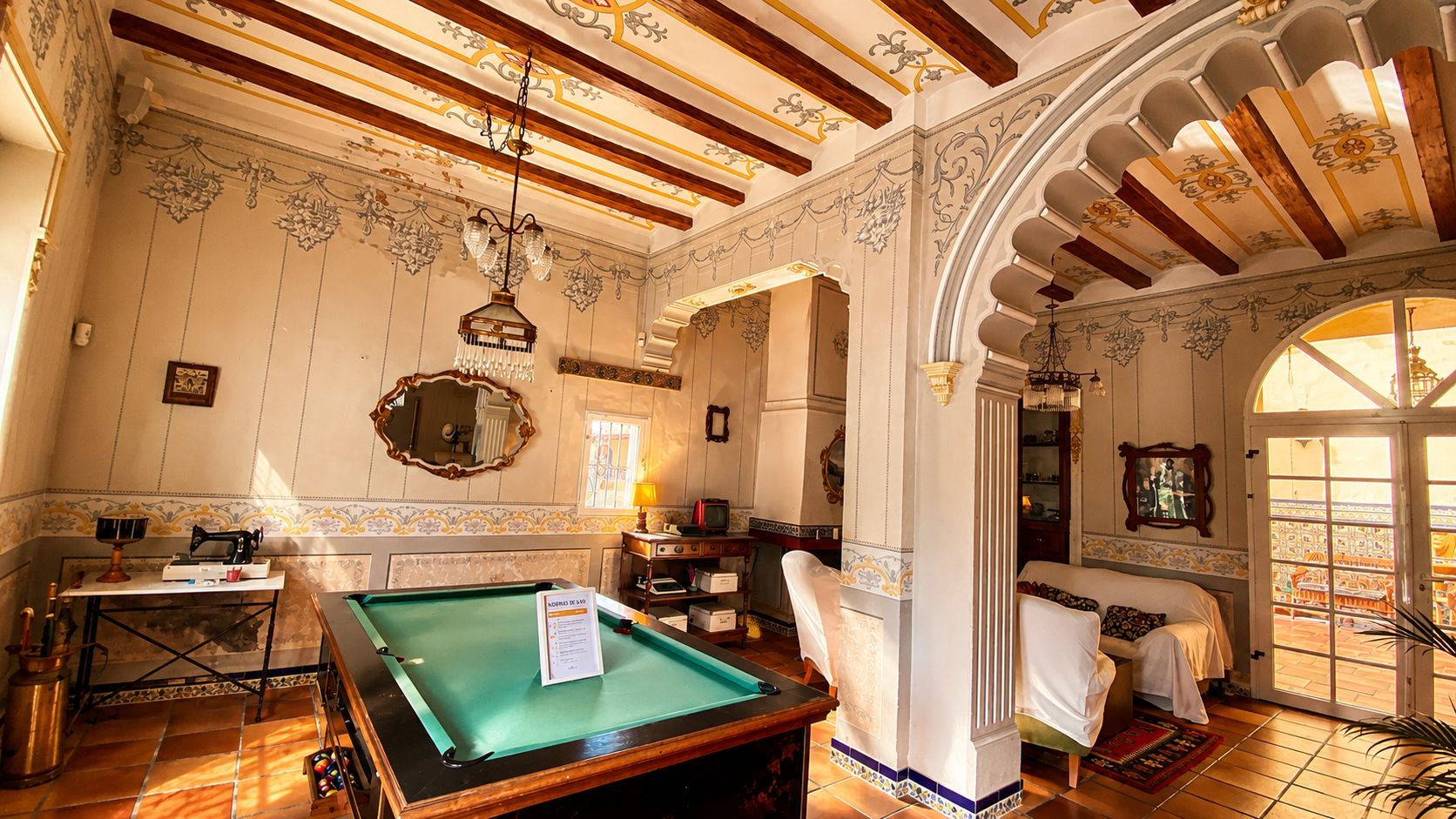 Une salle de billard équipée d’une table de billard, d’une machine à coudre et d’un téléviseur.