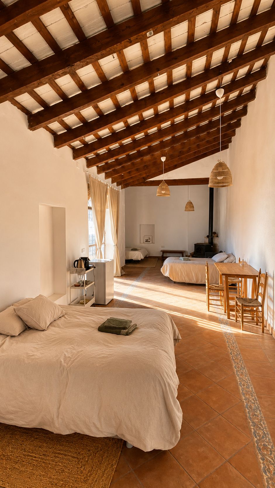 Una habitación con cama, escritorio y zona de comedor.