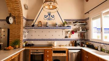 Coffee/tea maker, fridge, microwave, oven