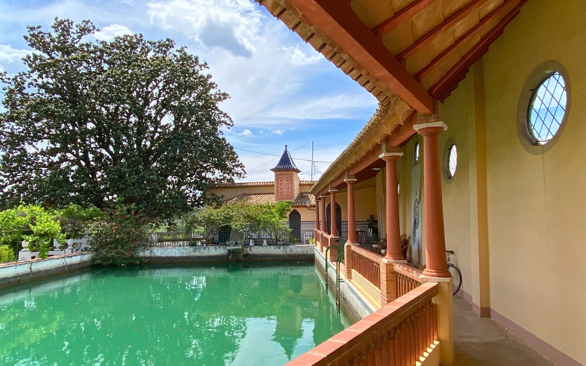 Una piscina al aire libre