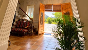 Un arco de entrada que da a una escalera con vistas a un jardín.