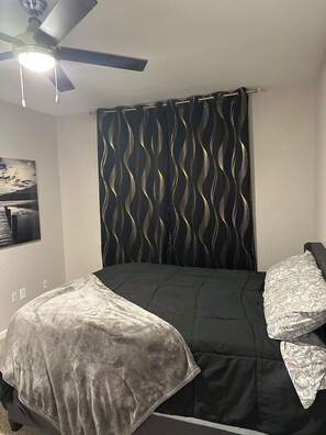 Tabla de planchar con plancha, wifi y ropa de cama 