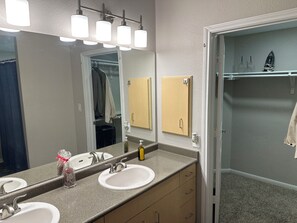 Secadora de cabello, toallas, jabón, papel de baño 