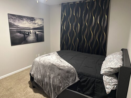 Bright 2-bedroom apartment with AC in excellent Austin location