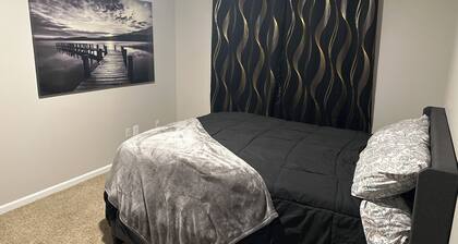 Bright 2-bedroom apartment with AC in excellent Austin location