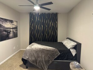 Tabla de planchar con plancha, wifi y ropa de cama 