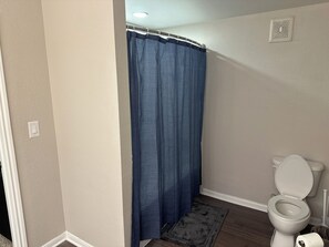 Secadora de cabello, toallas, jabón, papel de baño 