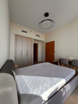 1 bedroom, WiFi - Walk to Metro - Modern 1BR w/ Pool & Gym - 2 Baths (Dubai)