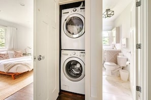 Douche, serviettes fournies, papier toilette