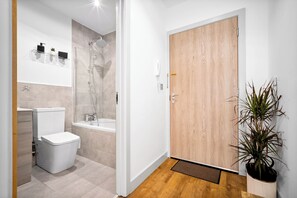 Hair dryer, towels, soap, toilet paper - Uebert Heights| 2Bed| Slp6| Closest to Cannock Town (5min walk)| Free Parking (Cannock)