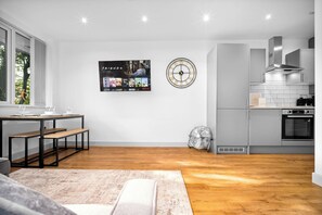 Interior - Uebert Heights| 2Bed| Slp6| Closest to Cannock Town (5min walk)| Free Parking (Cannock)