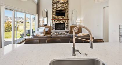 5BR Luxury Lake Home - Twin Creeks Village