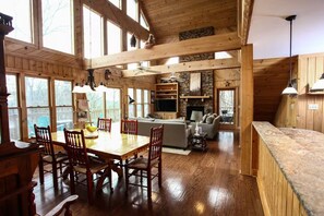 Smart TV, fireplace, books - Jasper Gem: 4 bedroom Cabin, Cozy Dual Fire Features, Views & Resort Perks! (Jasper)