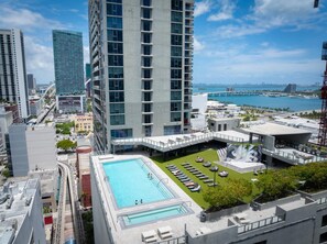 Pool - Luxury Studio Suite City Views Downtown Miami (Miami)