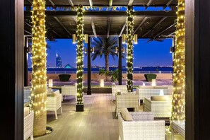 Outdoor dining - Luxury 1- Bedroom at Anantara Palm Jumeirah (Dubai)