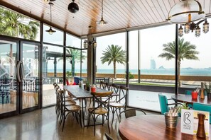 Dining - Luxury 1- Bedroom at Anantara Palm Jumeirah (Dubai)