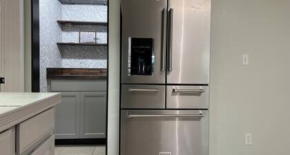 Multi Family House 4Bed/3Bath-Large Fenced Yard with Activities for Whole Family