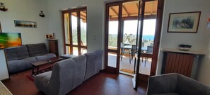 Smart TV, fireplace, books - House Cà Bottura surrounded by 3000 sqm of olive trees with lake view (Veneto)