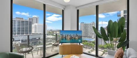 Departamento clásico, 2 habitaciones | Área de sala de estar | Smart TV