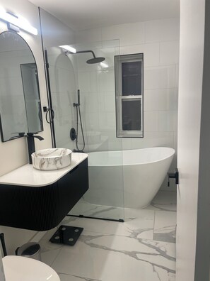 Hair dryer, towels, soap, toilet paper - Bright and Spacious 3BR Duplex in Classic Bronx Brownstone, Great for Families (Bronx)