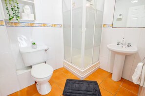 Shower, hair dryer, towels, soap - Spacious 4 Bed Apartment in Limerick (Limerick)