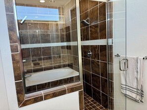 Shower, hair dryer, towels, soap - EaDO Stadium Loft w/ Rooftop and Walkable to Games & Metro for FIFA (Houston)
