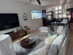 Smart TV, books, stereo - EaDO Stadium Loft w/ Rooftop and Walkable to Games & Metro for FIFA (Houston)