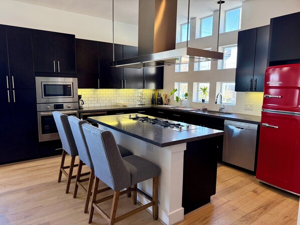 Fridge, microwave, oven, stovetop - EaDO Stadium Loft w/ Rooftop and Walkable to Games & Metro for FIFA (Houston)