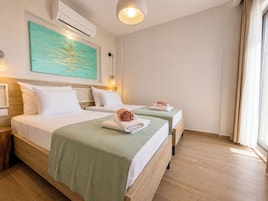 Habitación económica, vistas parciales al mar