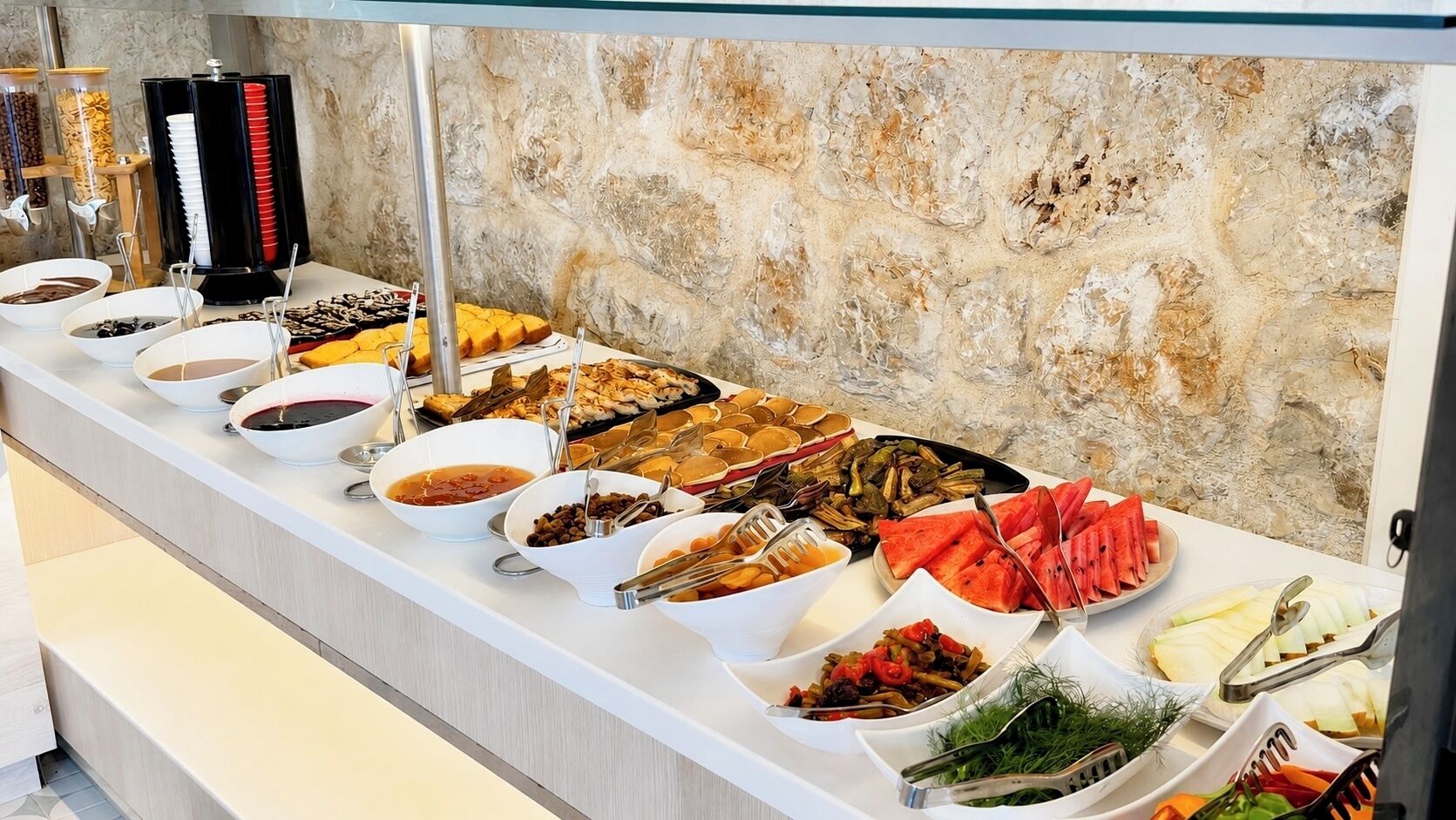 Een buffet met diverse gerechten en toevoegingen.