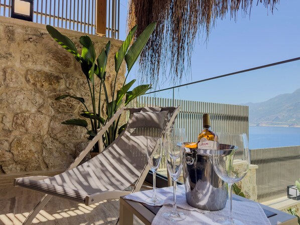 Habitación de lujo, vista al mar | Escritorio y wifi gratis 