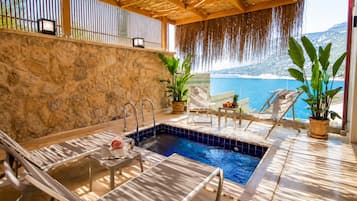 Luxury Room, Sea View | Desk, WiFi (free)