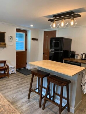 Kjøleskap, mikrobølgeovn, oppvaskmaskin og brødrister