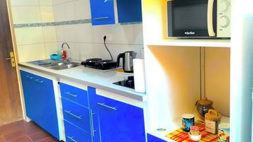 Een koelkast, een microgolfoven, een kookplaat