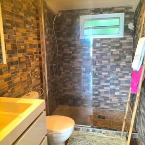 Douche, sèche-cheveux, serviettes fournies, savon