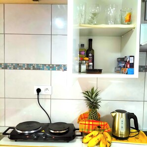 Fridge, microwave, stovetop, coffee/tea maker - Family - Nature, mountains and sea escape - F2 Piscine & Terrasse Morne Vert (Le Morne-Vert)