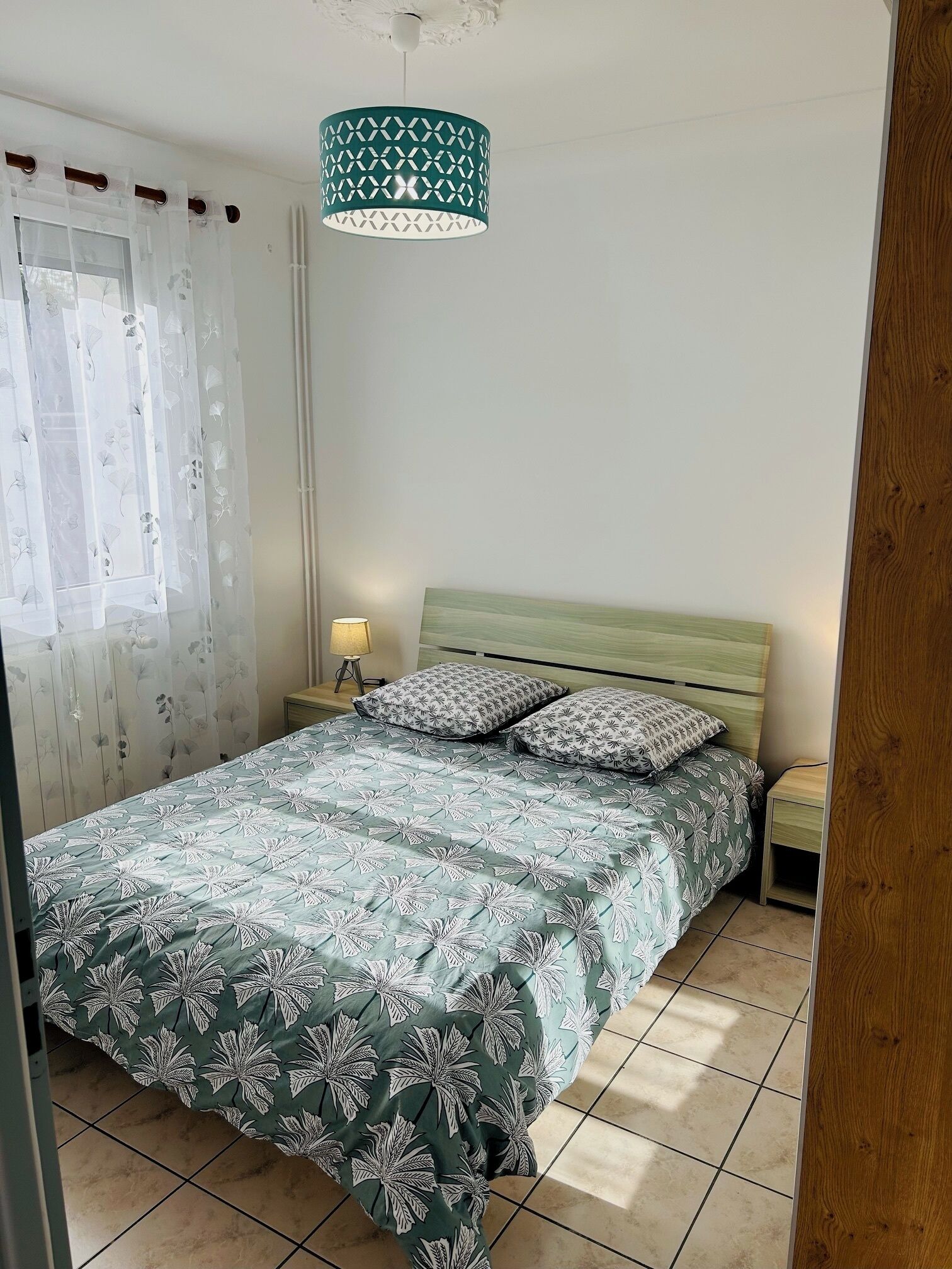 2 slaapkamers, een strijkplank/strijkijzer, reisbedje