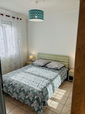 2 bedrooms, iron/ironing board, travel cot