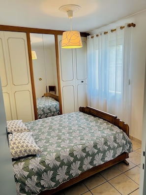 2 chambres, fer et planche Ă repasser, lit parapluie