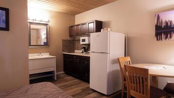 Standard Single Room | Desk, blackout curtains, iron/ironing board, free WiFi