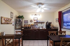 فطور أوروبي مجانًا يوميًا