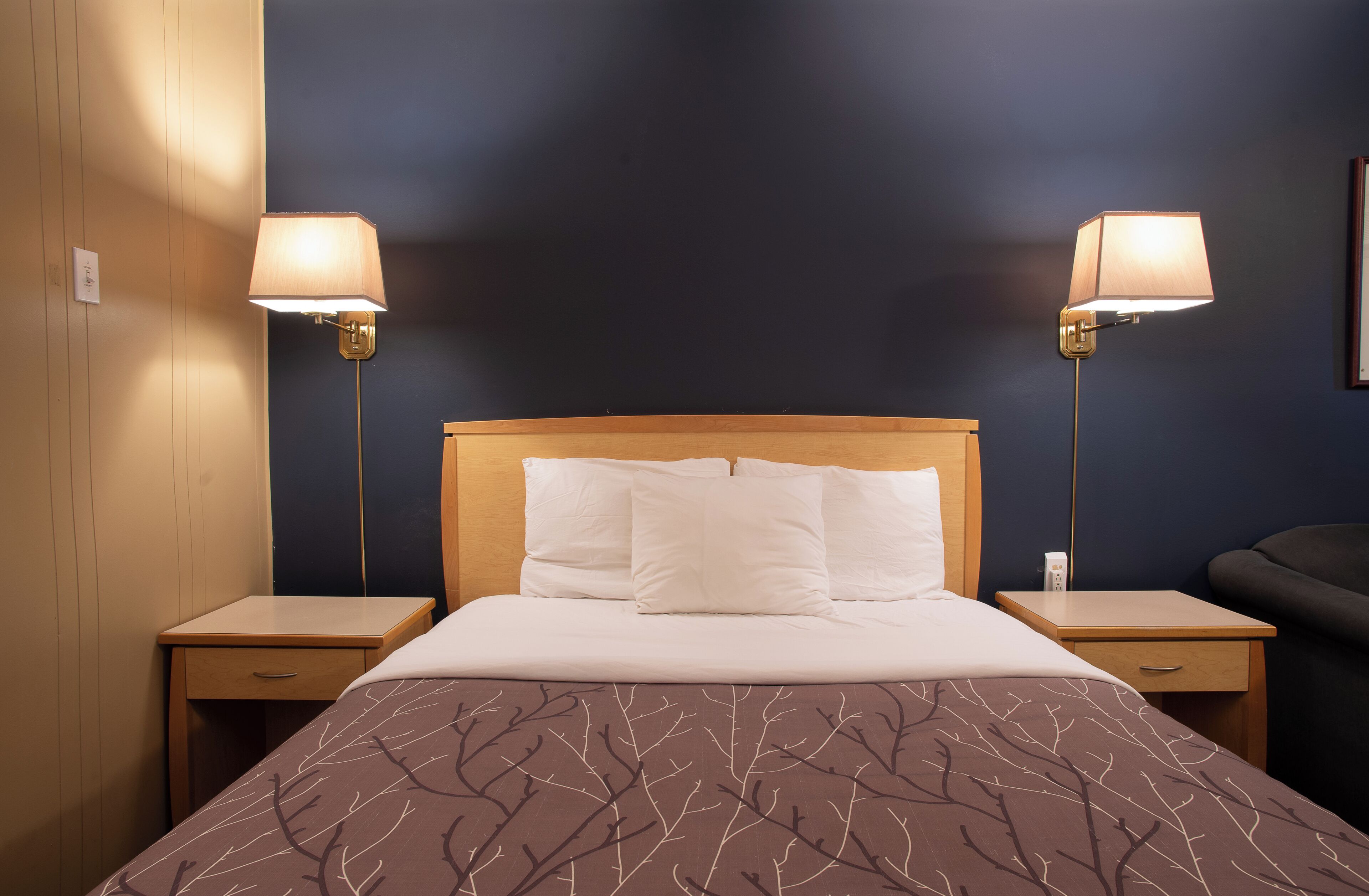 Signature Room | Desk, blackout drapes, iron/ironing board, free WiFi